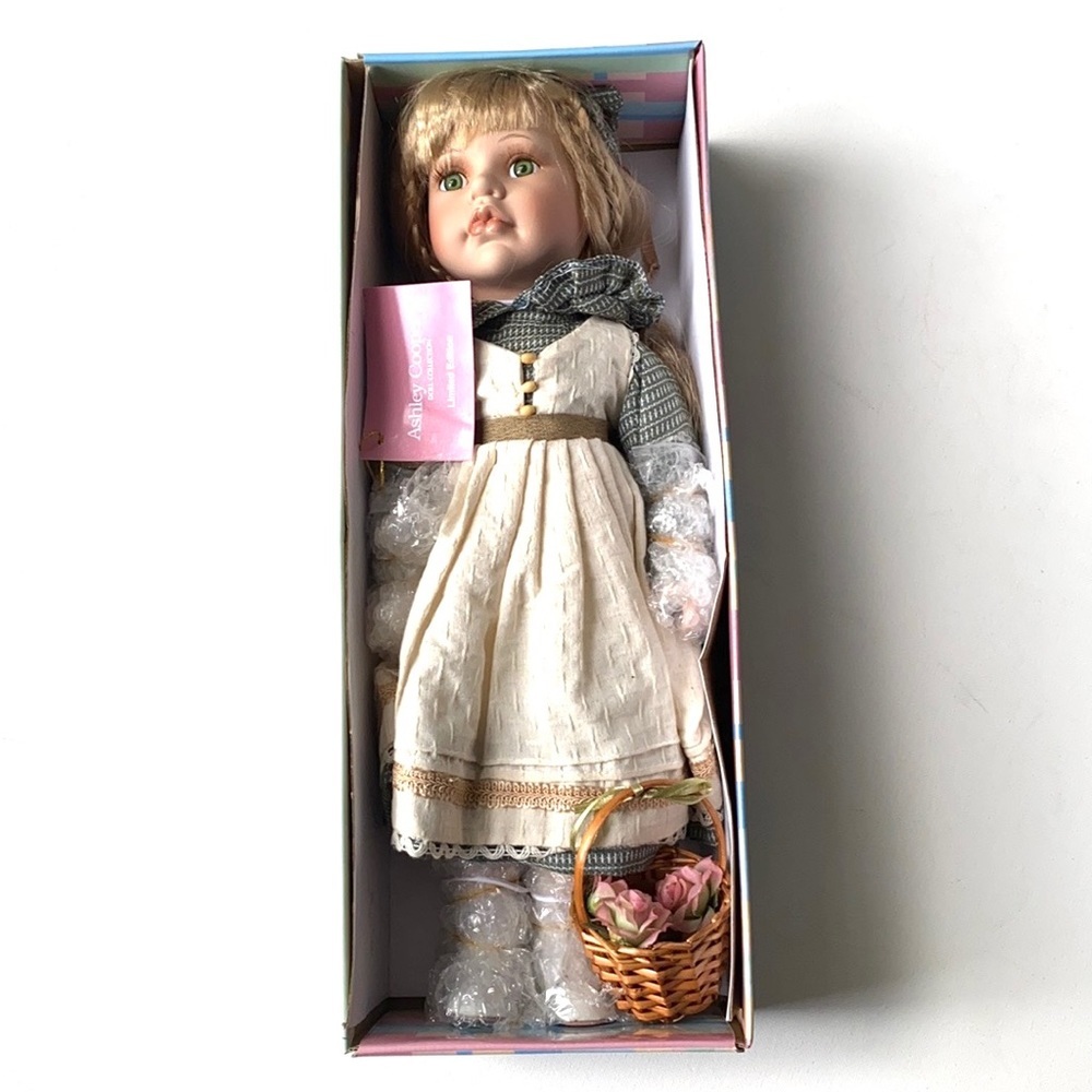 Ashley Cooper Limited Edition Doll
NWT/NEW,‎ NIB